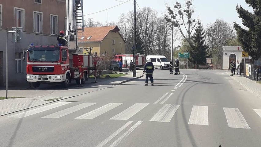 W Młynarach koło Elbląga silny wiatr zerwał dach z budynku...