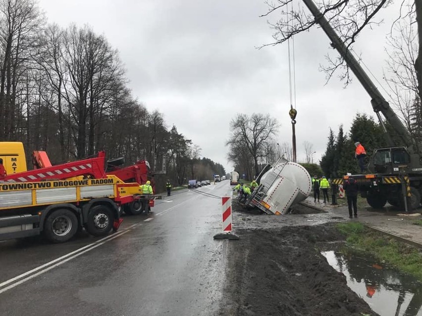 Akcja wyciągania ciężarówki z rowu.