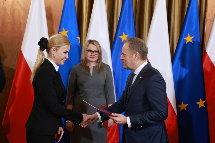Agnieszka Kwiatkowska-Gurdak (z lewej) odbiera od premiera...