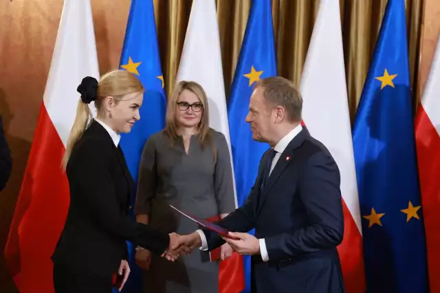 Agnieszka Kwiatkowska-Gurdak (z lewej) odbiera od premiera Donalda Tuska nominację