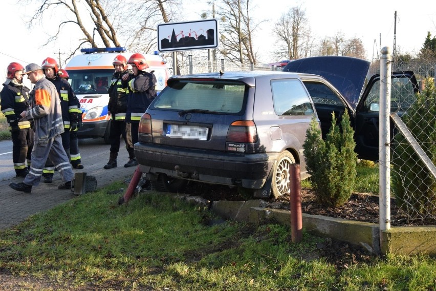 Wypadek w Połchowie. 49-latek volkswagenem wjechał w skrzynkę z gazem. Został odwieziony do szpitala [ZDJĘCIA, WIDEO]