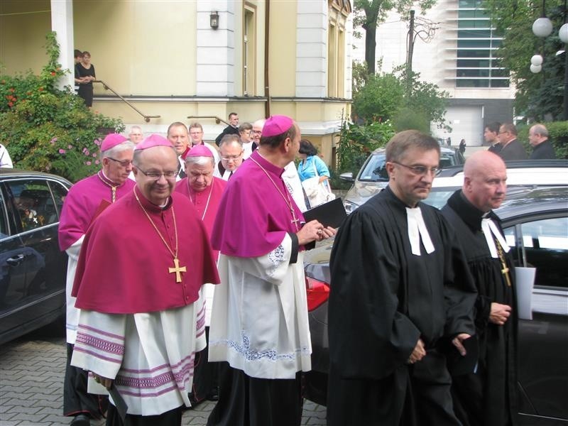 Ks. Marian Niemiec stoi na czele diecezji katowickiej...