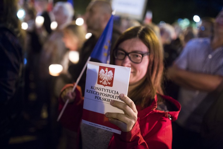 Kraków. "Łańcuch Światła" kolejny raz pod krakowskim sądem [ZDJĘCIA]