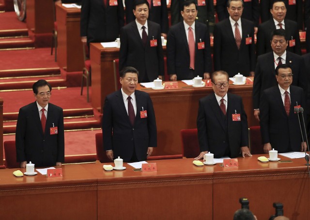 Były chiński prezydent prezydent Hu Jintao, prezydent Xi Jinping, b yły prezydent Jang Zemin i premier Li Keqiang na kongresie Komunistycznej Partii Chin