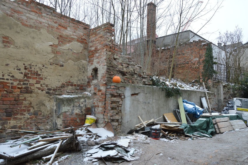Problemy mieszkańców placu Matejki w Zielonej Górze: Na podwórku za oknem ruina, w środku sufit zalany moczem [ZDJĘCIA]
