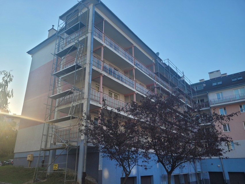W bloku przy Szafirowej w Lublinie rozpoczął się remont balkonów. Mieszkańców nie uprzedzono o tym fakcie. "To jest skandaliczne"