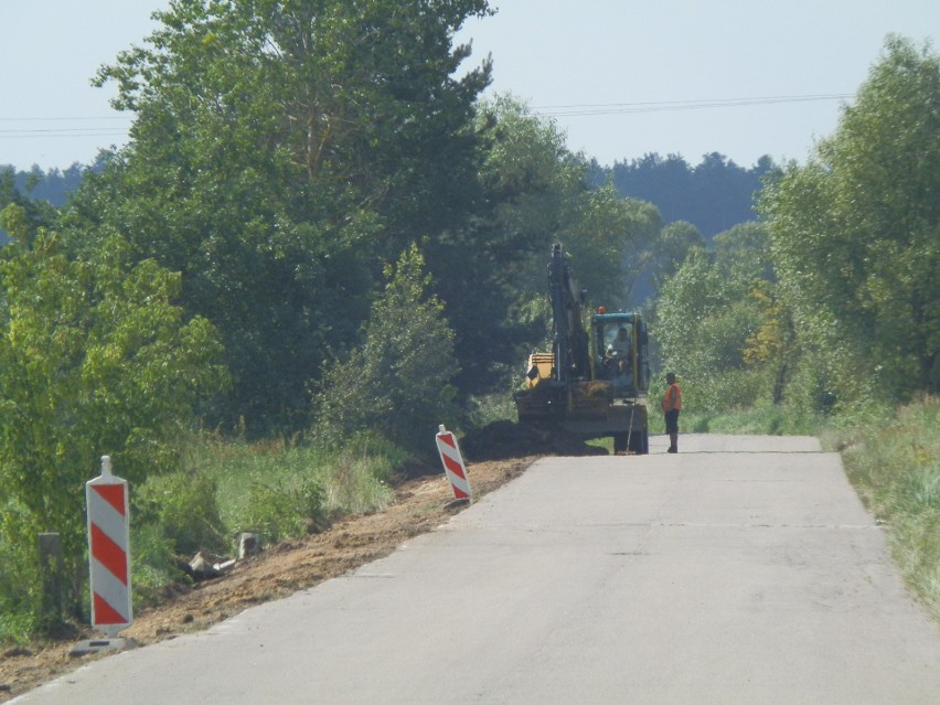 Droga na Lipowy Las w gminie Baranowo nareszcie zostanie kompleksowo naprawiona. Właśnie trwają prace  [ZDJĘCIA]