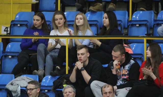 Siatkarze Buskowianki Kielce rozegrali emocjonujący mecz z Olimpią Sulęcin w Hali Legionów w Kielcach i zwyciężyli 3:0. Jeśli byliście Państwo na tym meczu, to znajdziesz się na zdjęciach.