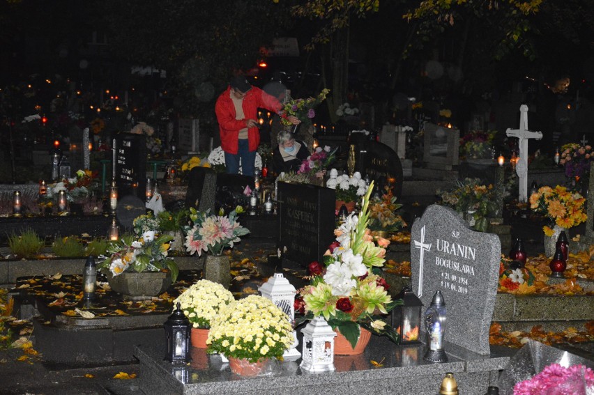 Na cmentarzu w Opolu Nowej Wsi Królewskiej dużo świateł i ludzi. Opolanie odwiedzają groby bliskich, zanim zostaną zamknięte cmentarze