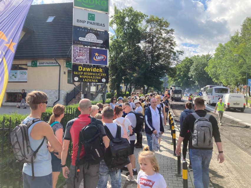 Zakopane. Bus do Morskiego Oka to dzisiaj jedna z największych atrakcji. Zobaczcie tę kolejkę! 