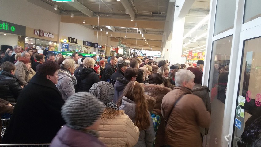 Otwarcie Auchan w Rybniku. Tłumy klientów czekały na ten...
