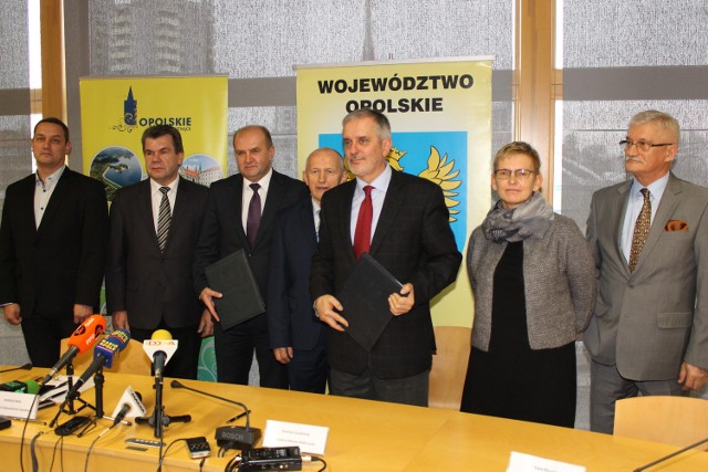 Wałbrzych sprzedał Opolszczyźnie udziały w Wałbrzyskiej Specjalnej Strefie Ekonomicznej Dzięki podpisanej dziś umowie Opolszczyzna stała się drugim co do wielkości udziałowcem spółki zarządzającej Wałbrzyską Specjalną Strefą Ekonomiczną „Invest-Park”.