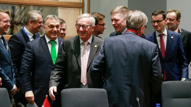 Viktor Orban, Jean-Claude Juncker i Mateusz Morawiecki na spotkaniu unijnych polityków w Brukseli (grudzień 2017 r.)