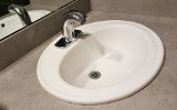 Jak urządzić małą łazienkę? 4 sprawdzone patenty architektów na niewielką przestrzeń