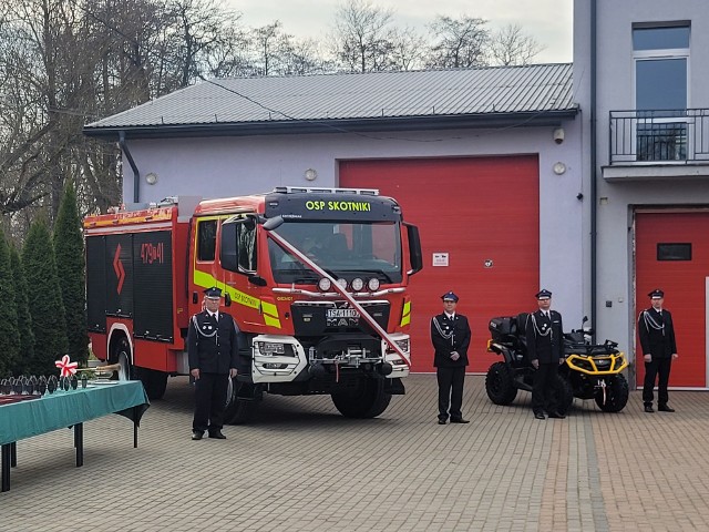 W Skotnikach, w gminie Samborzec  uroczyście  przekazano nowy samochód ratowniczo-gaśniczy dla jednostki Ochotniczej Straży Pożarnej  Skotniki oraz quada dla Ochotniczej Straży Pożarnej  Złota.