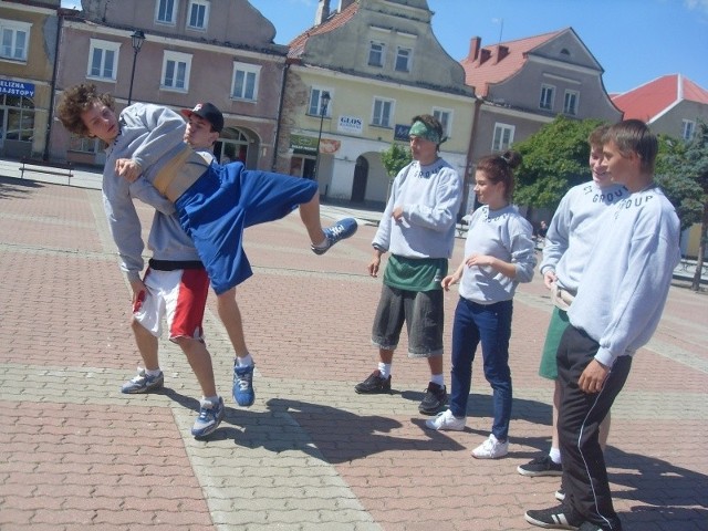 Bboye z Crazy Twisting Group podczas ubiegłorocznego treningu na Starym Rynku w Łomży