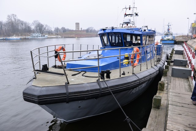 Dwie łodzie i centrum bezpieczeństwa w porcie gdańskim