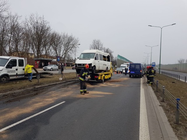 Samochód z lawetą wywrócił się na drogę i zatarasował całą szerokość.