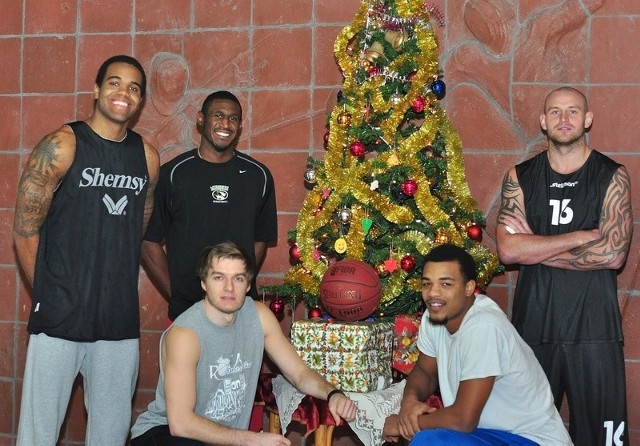 Daniel Wall (z prawej) z koszykarzami z USA występującymi w drużynie Jeziora Tarnobrzeg, od lewej: Nicchaeus Doaks, Jonahton Tiller, Christopher Long oraz Xavier Alexander.