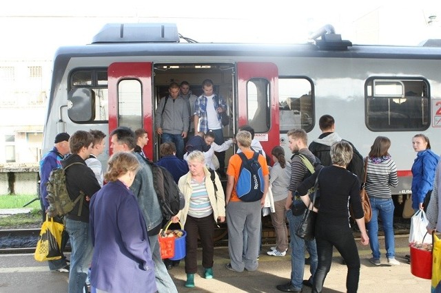 Wczoraj po południu w Słupsku z pociągu z Kępic wysiadało, jak widać, sporo pasażerów. Tymczasem linię uznano za niepotrzebną.