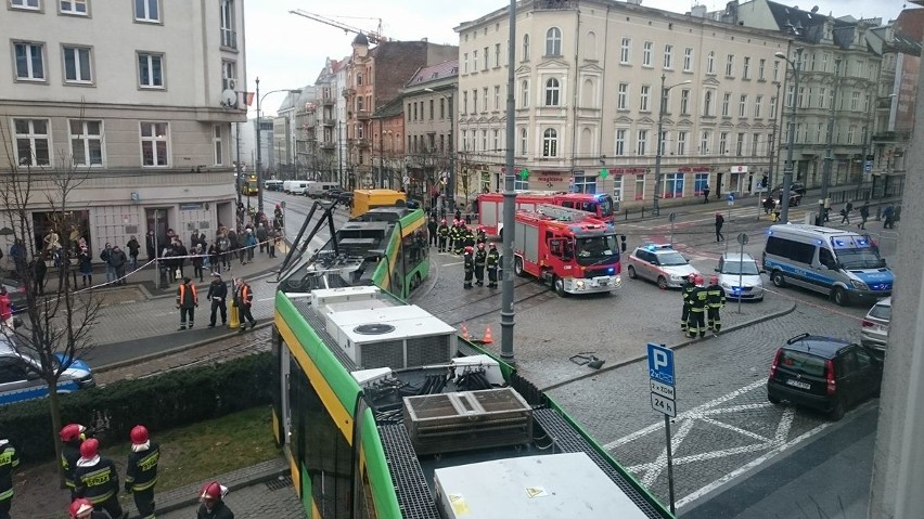 Marcinkowskiego: Groźny wypadek w centrum. Tramwaj wbił się...