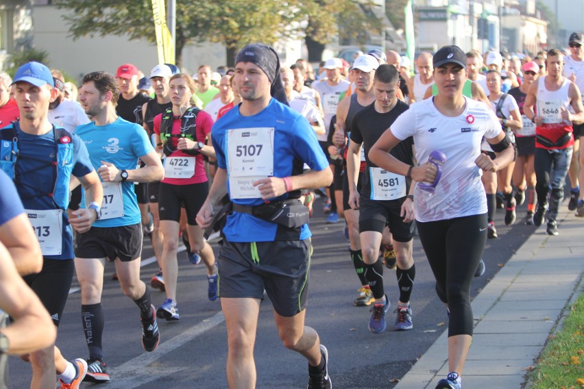 Zdjęcia z maratonu w Poznaniu 2018 - biegacze na pierwszym...