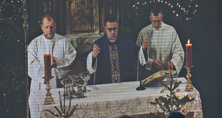 Pogrzeb ofiar pożaru. Z wiernymi w modlitwie jednoczył się papież [NOWE ZDJĘCIA]