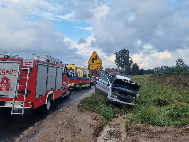 BMW zderzyło się z TIR-em na drodze krajowej nr 11 w okolicach Kłanina