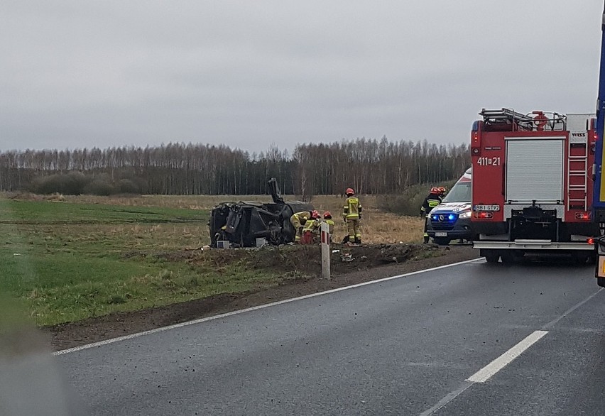 Kozły. Dachowanie samochodu na drodze krajowej 66. Jedna osoba trafiła do szpitala [ZDJĘCIA]