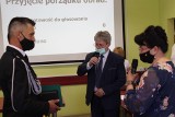 Druhowie z Gałkowic, którzy uratowali życie mężczyźnie na sandomierskiej giełdzie nagrodzeni podczas sesji Rady Gminy w Dwikozach  [ZDJĘCIA]