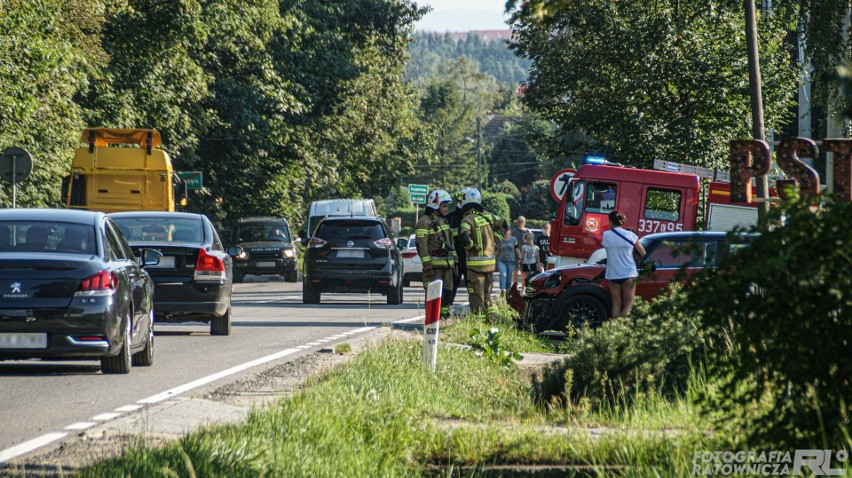 Cholerzyn. Wypadek na drodze wojewódzkiej. Motocyklista zderzył się z samochodem osobowym