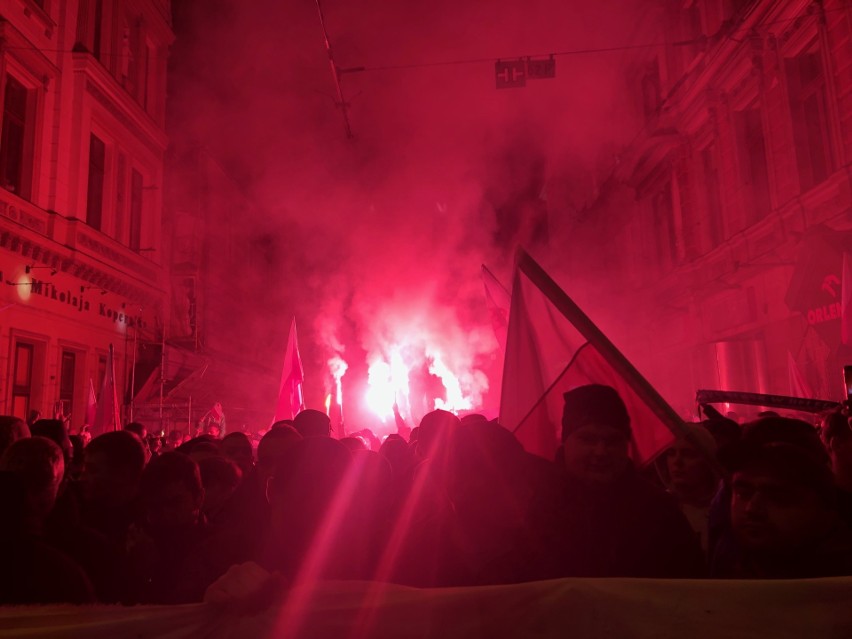 Marsz narodowców we Wrocławiu rozwiązany. Są ranni, wśród nich policjant. Dutkiewicz: Brak wsparcia policji. Ta odpowiada: Był pan tam?