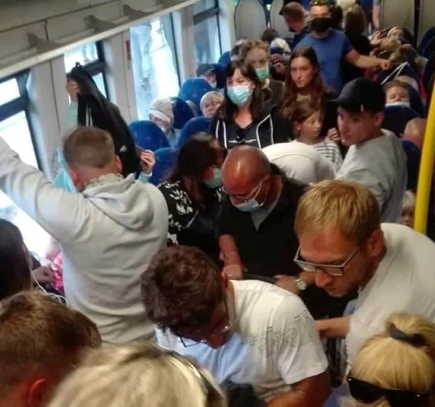 W pociągu z Gdyni do Helu tłumy także podczas epidemii koronawirusa! Pasażerowie nie utrzymują dystansu, wielu nie nosi maseczek