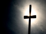 Martyria modli się za krzyż na UKW