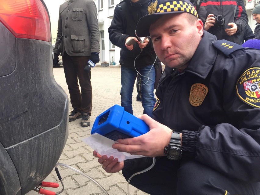 Wrocław: U strażników miejskich sprawdzisz, czy twoje auto nie zanieczyszcza powietrza