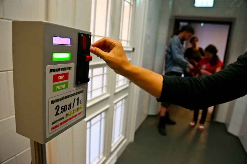 Automat przy WC na Dworcu Głównym we Wrocławiu