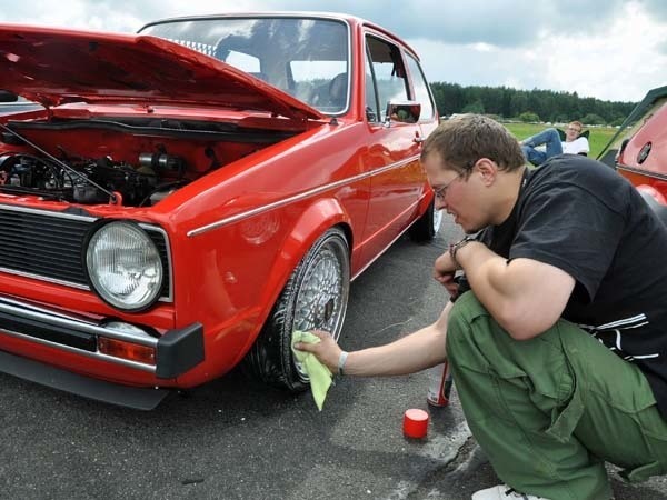 W komorze silnika tego volkswagena golfa serii I było tak czystko, że można było tam zjeść obiad, jeszcze tylko pucowanie felg i można usiąść z wrażenia.