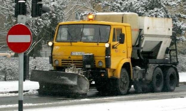 Na ulicach miasta trwa odśnieżanie.