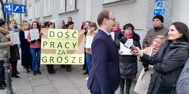 Przed gmachem Sądu Rejonowego przy ul. Sikorskiego w Grudziądzu w czwartkowe południe protestowali pracownicy administracyjni tej jednostki. Tak jak ich koledzy z innych miast, domagają się podwyżek płac.