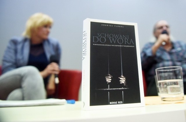 "Schowani do wora. Wspomnienia byłego wychowawcy więziennego" to książkowy debiut Andrzeja Flügela. Zdjęcia z autorskiego spotkania w bibliotece Norwid w Zielonej Górze