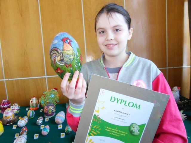 Klaudia Lisowicz z Niepublicznej Szkoły Podstawowej w Racicach zajęła pierwsze miejsce w konkursie pisanek, w kategorii - uczniowie szkół podstawowych