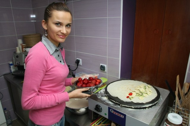 Kamila Dziewięcka I Wiecemiss Polonia Ziemi Świętokrzyskiej 2007 zaprasza na smakowite naleśniki, które sama przyrządza.