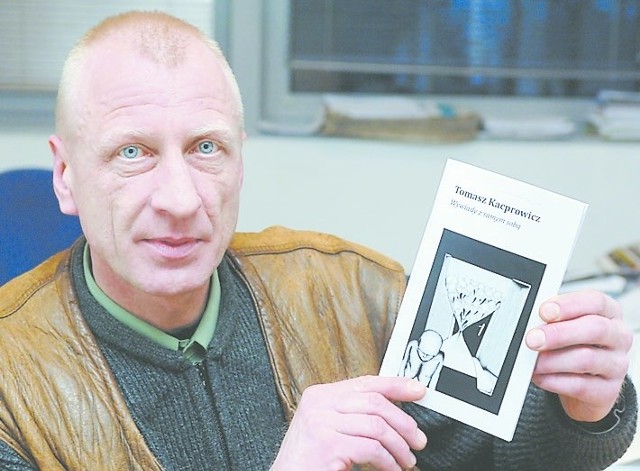 Tomasz Kacprowicz z wydanym w nakładzie jedynie 200 egzemplarzy tomikiem.