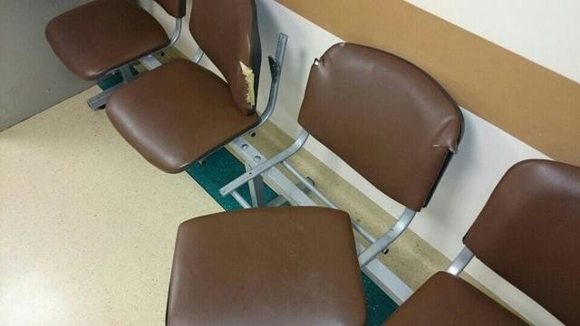Połamane krzesła zostają na Szpitalnym Oddziale Ratunkowym prawie po każdym nocnym dyżurze.