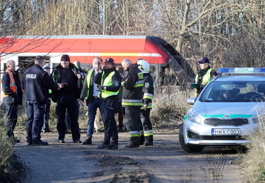 Kołbaskowo: Śmiertelny wypadek na niestrzeżonym przejeździe kolejowym. Samochód stanął w płomieniach 