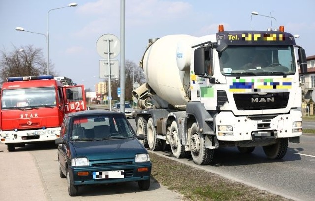 Przy ulicy Warszawskiej betoniarka najechała na tył tico.