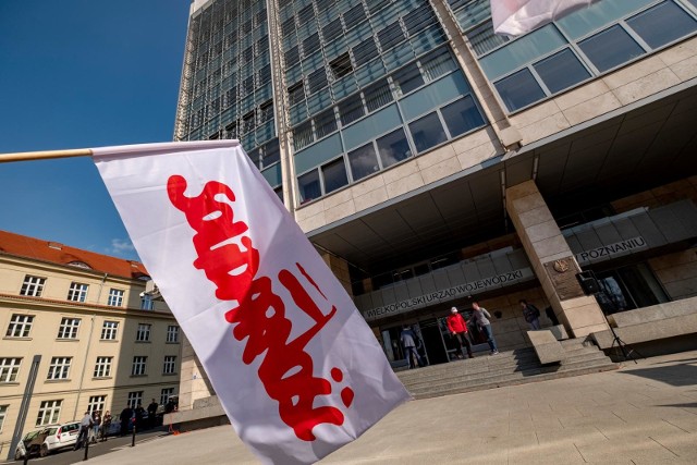 Mimo że główny zarząd NSZZ "Solidarność" podpisał w niedzielę porozumienie z rządem, poznański oddział tego związku przystąpił do strajku nauczycieli.