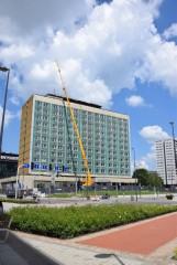 Katowice: ściągnęli neony z dawnego hotelu Silesia. To wstęp do rozbiórki ZDJĘCIA