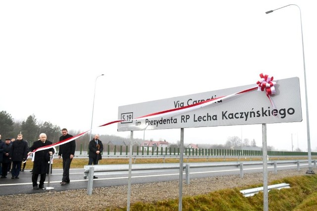 Prezes PiS J. Kaczyński uczestniczył w uroczystości otwarcia obwodnicy w Janowie Lubelskim oraz nadania drodze ekspresowej S19 nazwy: Via Carpatia im. Prezydenta RP Lecha Kaczyńskiego