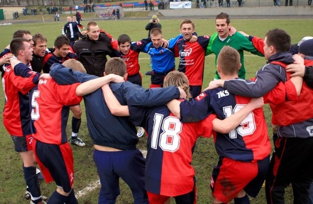 Piłkarze Regi Trzebiatów są obecnie na trzeciej pozycji, ale mają sporą szansę zamienić się z Błękitnymi miejscami w tabeli.